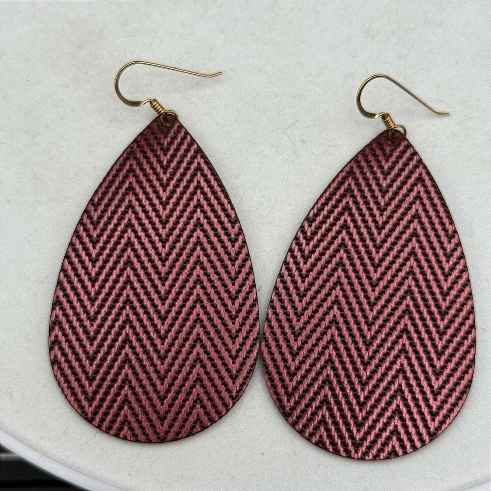 Vintage VTG Textured Merlot Lines Dyed Leather Gold-Tone Tear-Drop Dangle Hook